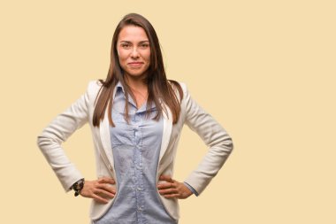 Beyaz iş genç kadınla kalçalarına eller