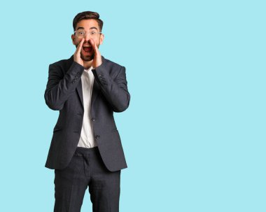 Genç yakışıklı iş adamı öne mutlu bir şeyler bağırmak