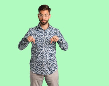 Cool delikanlı aşağı dönük