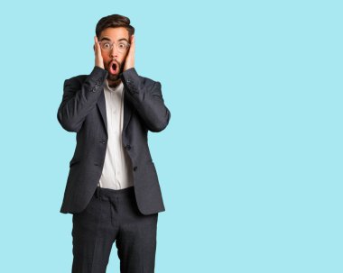 Şaşırttı ve şok genç yakışıklı iş adamı