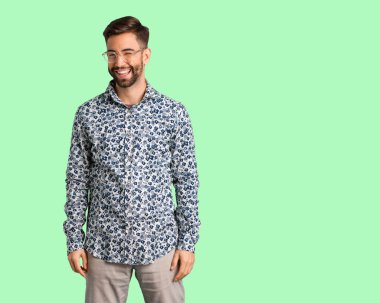 Genç adam kırpışan, komik, samimi ve kaygısız jest serin