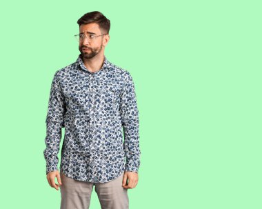 Genç havalı adam bir fikir düşünüyor.