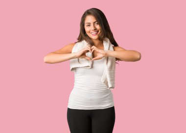 Tam vücut genç fitness curvy kadının elleri olan bir kalp şekli yapması