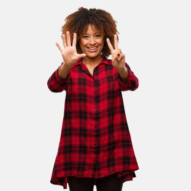 Genç afro kadın gösteren yedi numara siyah