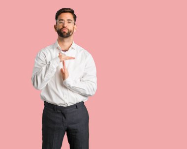 Genç yakışıklı iş adamı bir zaman aşımı jest yapıyor