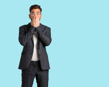 Genç yakışıklı iş adamı çok korkmuş ve korkmuş gizli