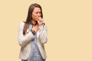 Beyaz iş genç kadın öksürük, bir virüs ya da enfeksiyon nedeniyle hasta