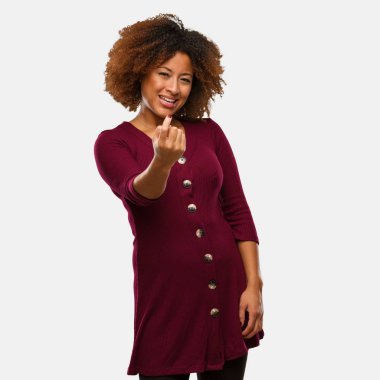 Genç siyah afro kadın gelmek için davet