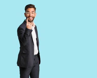 Genç yakışıklı iş adamı gelmek için davet