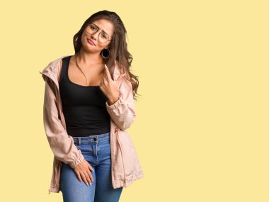 Tam vücut genç düzgün vücutlu kadın gelmek için davet