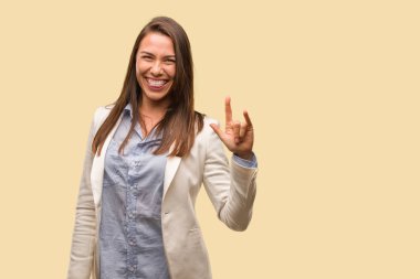 Beyaz iş genç kadının bir rock jest yapması