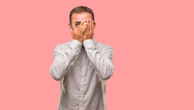 Beyaz adam gri komutunuz endişeli ve korkmuş hissediyor