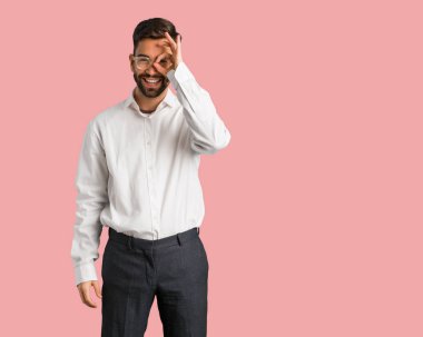 Genç yakışıklı iş adamı göz ok jest yapıyor emin