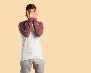 Yakışıklı delikanlı endişeli ve korkmuş hissediyor