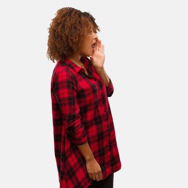 Genç afro kadın dedikodu tona fısıldayan siyah