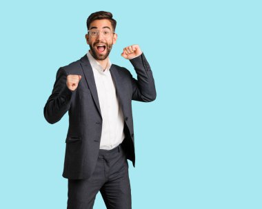 Dans ve having fun genç yakışıklı iş adamı
