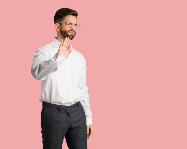 El koyarak önde genç yakışıklı iş adamı