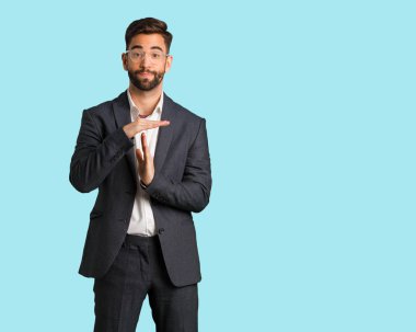 Genç yakışıklı iş adamı bir zaman aşımı jest yapıyor