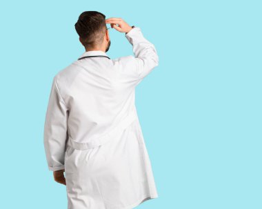 Genç adam bir şey hakkında düşünmeye arkasından doktor