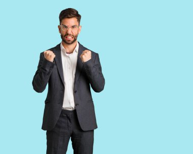 Çok sinirli ve agresif çığlık genç yakışıklı iş adamı