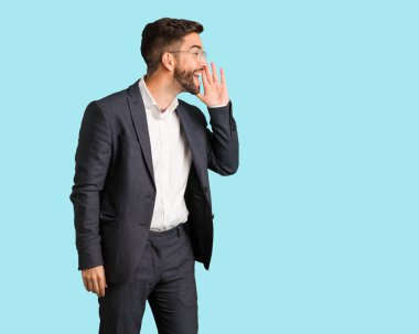 Genç yakışıklı iş adamı dedikodu tona fısıldayan