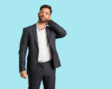 Boyun ağrısı acı genç yakışıklı iş adamı