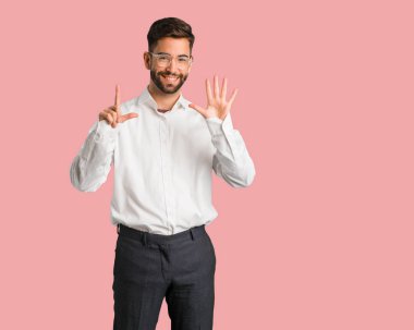 Genç yakışıklı iş adamı gösterilen 6 numara