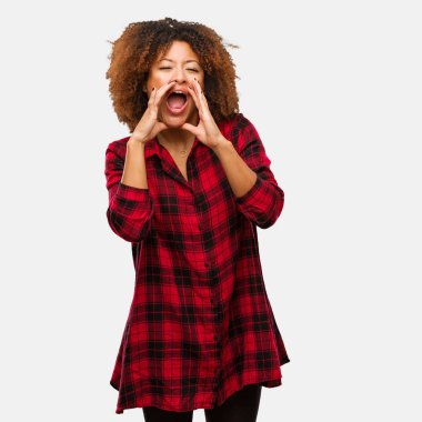 Genç siyah afro kadın önüne mutlu bir şeyler bağırmak