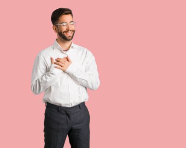 Romantik bir jest yapan genç yakışıklı iş erkek