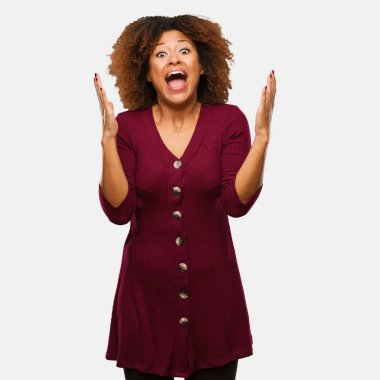 Genç siyah afro kadın bir zafer ya da başarı kutluyor