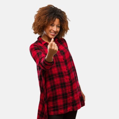 Genç siyah afro kadın gelmek için davet