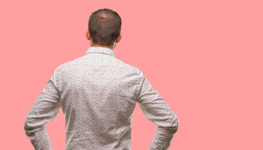 Beyaz adam arkadan, gri komutunuz geri arıyorsunuz