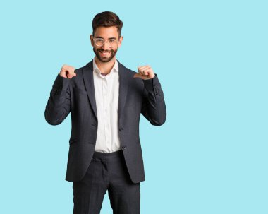 Genç yakışıklı iş adamı takip etmek örnek parmakları, işaret