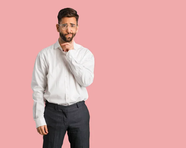 Junger Gutaussehender Geschäftsmann Zweifelnd Und Verwirrt — Stockfoto