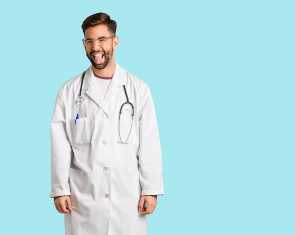 Jovem Médico Homem Engraçado Amigável Mostrando Língua — Fotografia de Stock