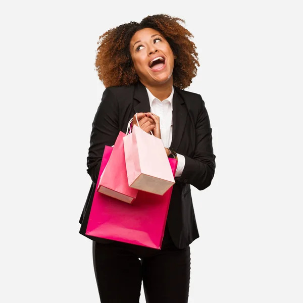 Joven Mujer Negra Sosteniendo Bolsas Compras Soñando Con Alcanzar Metas — Foto de Stock