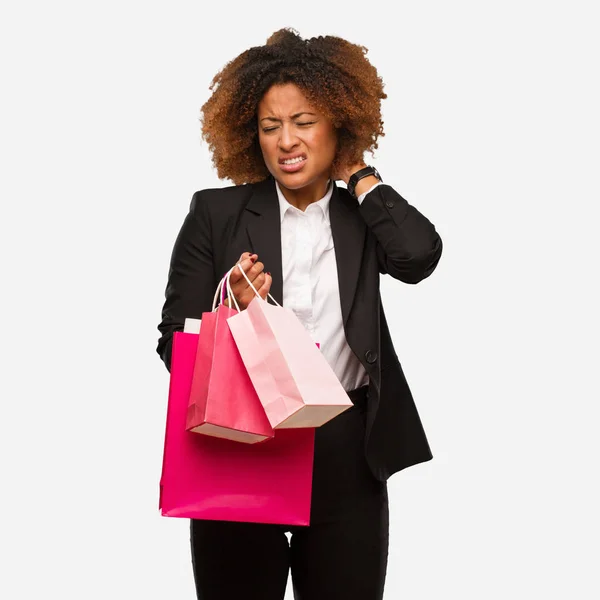 Joven Mujer Negra Sosteniendo Bolsas Compras Sufriendo Dolor Cuello —  Fotos de Stock