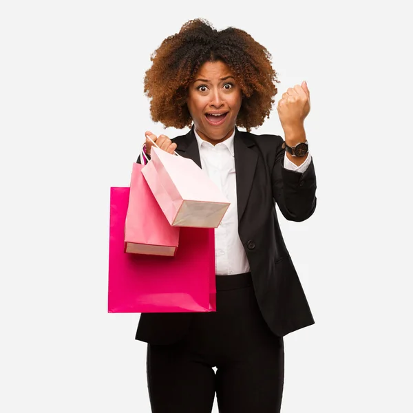 Young Black Woman Holding Shopping Bags Screaming Very Angry Aggressive — Stock Photo, Image