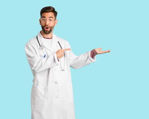 Jovem Médico Homem Segurando Algo Com Mão — Fotografia de Stock