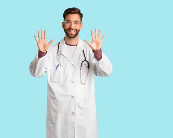 Jovem Médico Homem Mostrando Número Dez — Fotografia de Stock