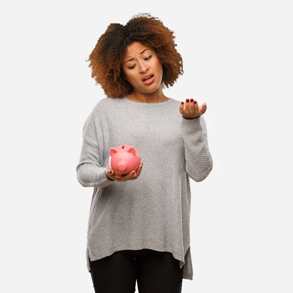 Jovem Preto Mulher Segurando Porquinho Banco Confuso Duvidoso — Fotografia de Stock