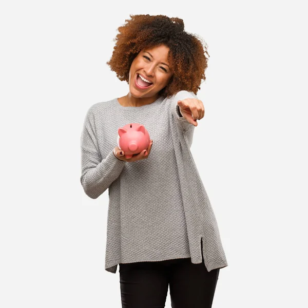 年轻的黑人妇女拿着存钱罐欢快和微笑 — 图库照片