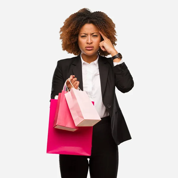 Joven Mujer Negra Sosteniendo Bolsas Compras Haciendo Gesto Concentración —  Fotos de Stock