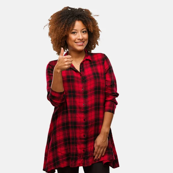 Joven Afro Negro Mujer Sonriendo Levantando Pulgar Hacia Arriba —  Fotos de Stock