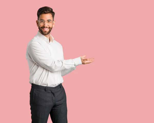 Joven Hombre Negocios Guapo Sosteniendo Algo Con Las Manos —  Fotos de Stock