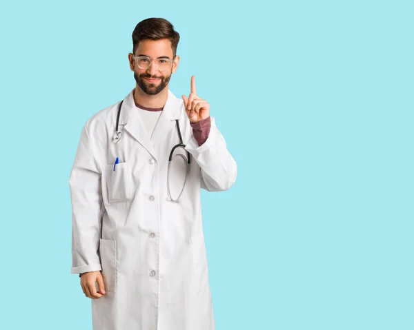 Jovem Médico Homem Mostrando Número — Fotografia de Stock