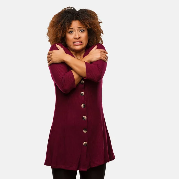 Young Black Afro Woman Going Cold Due Low Temperature — Stock Photo, Image