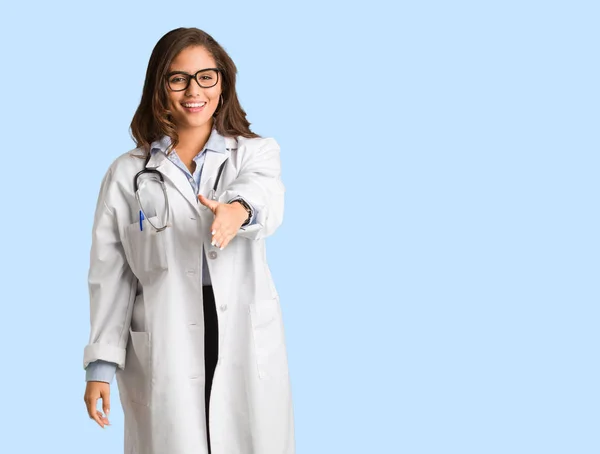 Corpo Pieno Giovane Medico Donna Allungando Mano Salutare Qualcuno — Foto Stock