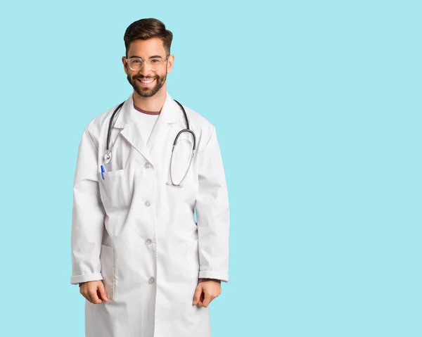Junger Arzt Fröhlich Mit Breitem Lächeln — Stockfoto