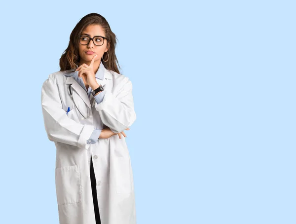 Ganzkörper Junge Ärztin Zweifelnd Und Verwirrt — Stockfoto